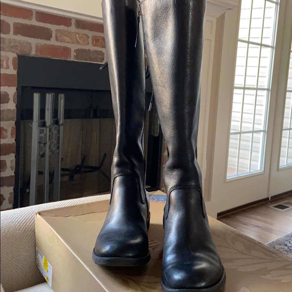 Black leather boots size 7 1/2